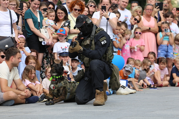 policjant i pies służbowy