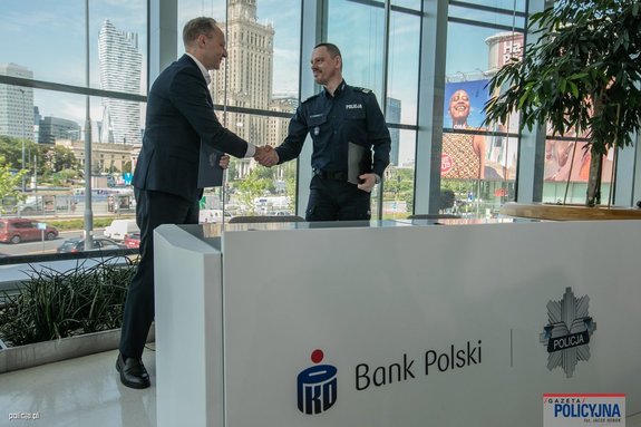 Komendant Główny Policji przy podpisaniu umowy
