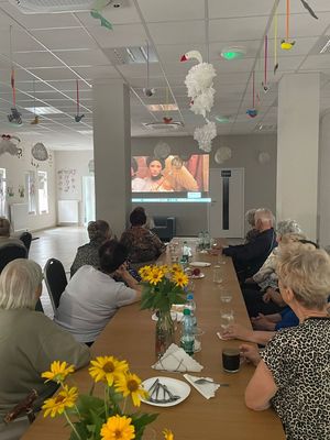 seniorzy siedzący przy stole