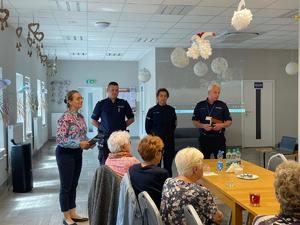 policjanci przemawiający do seniorów