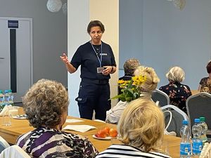 policjantka przemawiająca do seniorów