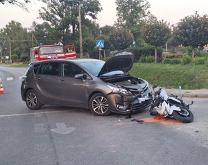 wypadek w Popkowicach, widoczny pojazd i motocykl