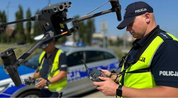 policjanci z dronem