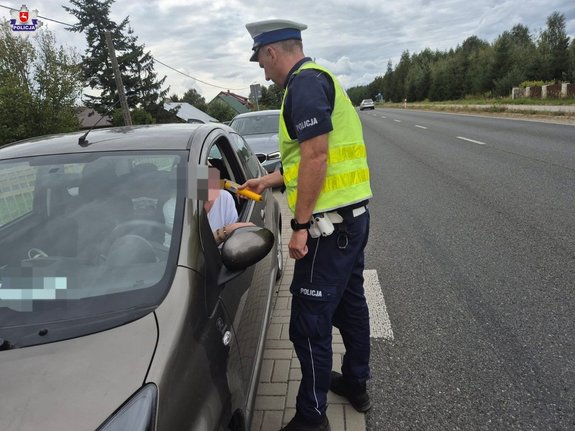 policjant podczas czynności