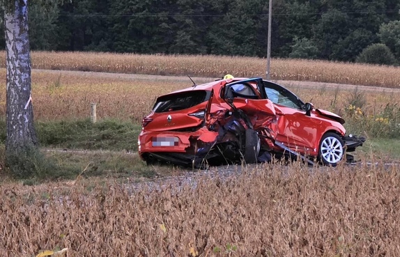 samochód marki Clio po wypadku.