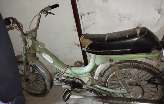 odzyskany motorower koloru zielonego