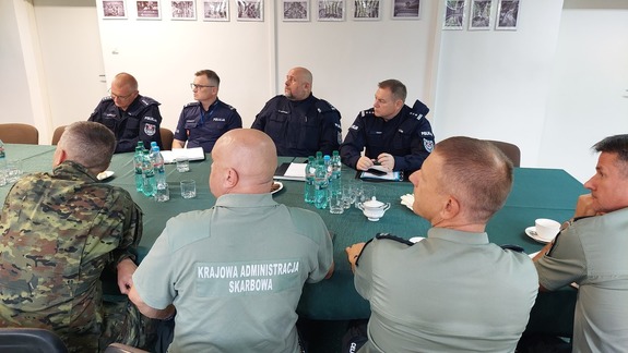 na zdjęciu widać funkcjonariuszy na spotkaniu roboczym w sprawie zamknięcia granic