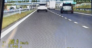 pomiar, biały pojazd jadący drogą ekspresową