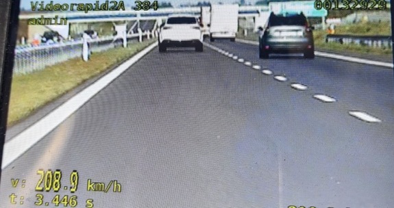 pomiar, biały pojazd jadący drogą ekspresową