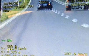 pomiar pojazd ciemny jadący droga ekspresową