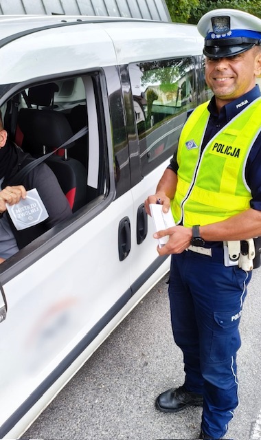 policjant podczas kontroli drogowej