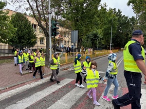 dzieci przechodzą przez przejście