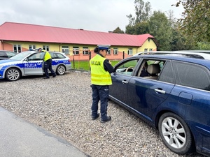 kontrola drogowa granatowego auta czy przewozi dzieci w fotelikach