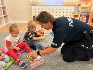 policjantka wręcza odblask dziecku