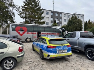 radiowóz policyjny przy krwiobusie pod kraśnicka policją
