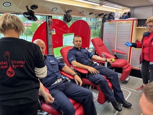 policjanci oddający krew
