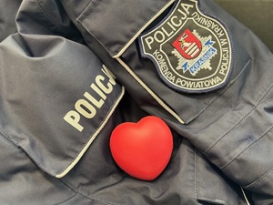 logo Komendy Powiatowej Policji w Kraśniku obok serduszka