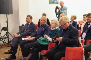 kampania senior- widać zastępcę Komendanta Głównego Policji oraz seniorów