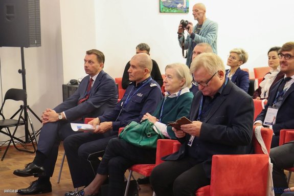 kampania senior- widać zastępcę Komendanta Głównego Policji oraz seniorów