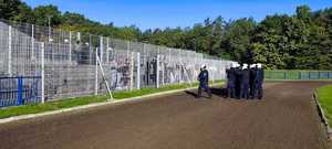 policjanci oraz pseudokibice po przeciwnych stronach