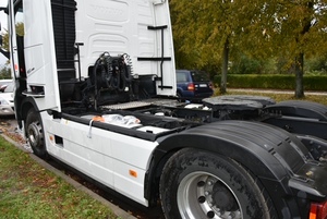 ciągnik siodłowy samochodu volvo koloru białego