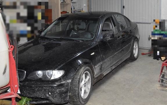 zaparkowany samochód bmw w garażu