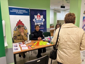 przedstawiciele instytucji podczas rozmowy z seniorem