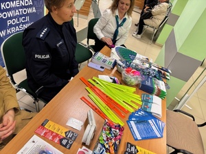 policjantka przy stoisku promocyjnym