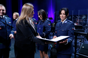 policjantka otrzymująca wyróżnienie