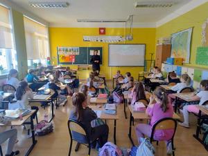 policjantka z Kraśnika podczas prelekcji w klasie