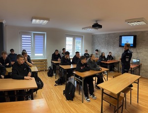 uczniowie klasy mundurowej na lekcji