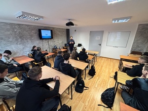 klasa mundurowa oraz policjantka prowadząca lekcję