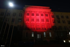 podświetlony na czerwono budynek Komendy Głównej Policji