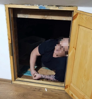 poszukiwany ukrywa się w schowku