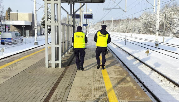 Policjanci podczas patrolu miniaturka