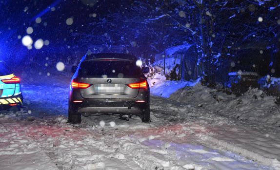 pojazd BMW na śniegu obok radiowóz