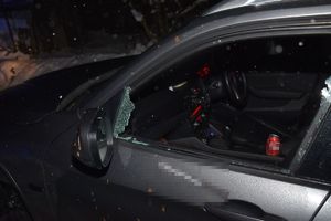 pojazd BMW z uszkodzoną szybą