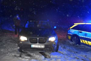 pojazd BMW na śniegu obok radiowóz