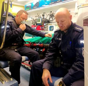 Policjanci w karetce