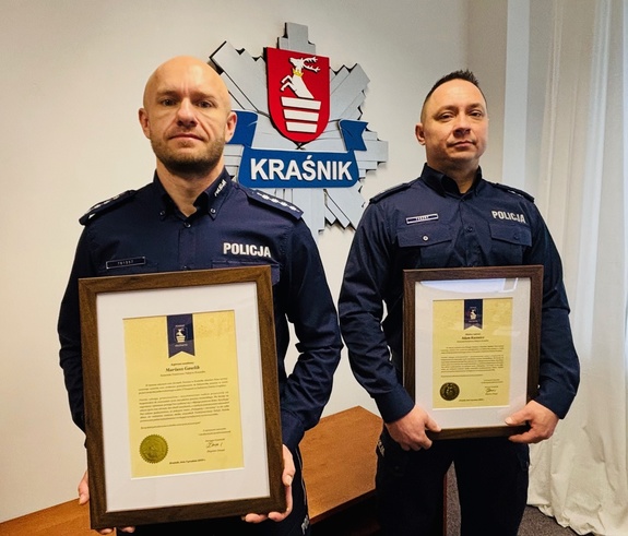 policjanci z podziekowaniami