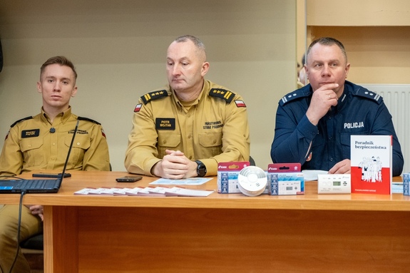 strażak oraz Komendant Powiatowy Policji w Kraśniku wraz z Komendantem Straży Pożarnej w Kraśniku