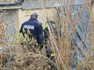 Policjant i Strażnik Miejski wchodzą do budynku