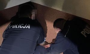 policjanci na klatce schodowej