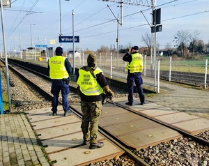 zdjęcie wspólnego patrolu policji, Służby Ochrony Kolei i Wojsk Obrony Terytorialnej