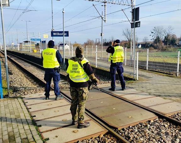 zdjęcie wspólnego patrolu policji, Służby Ochrony Kolei i Wojsk Obrony Terytorialnej