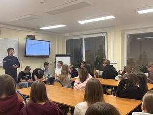 policjantka i młodzież na zajęciach