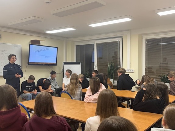 policjantka i młodzież na zajęciach