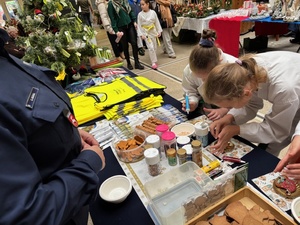 dzieci dekorujące pierniki przy stoisku policyjnym