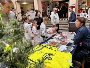 uczestnicy przy stoisku policyjnym