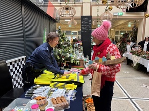 policjantka wręcza ulotkę kobiecie